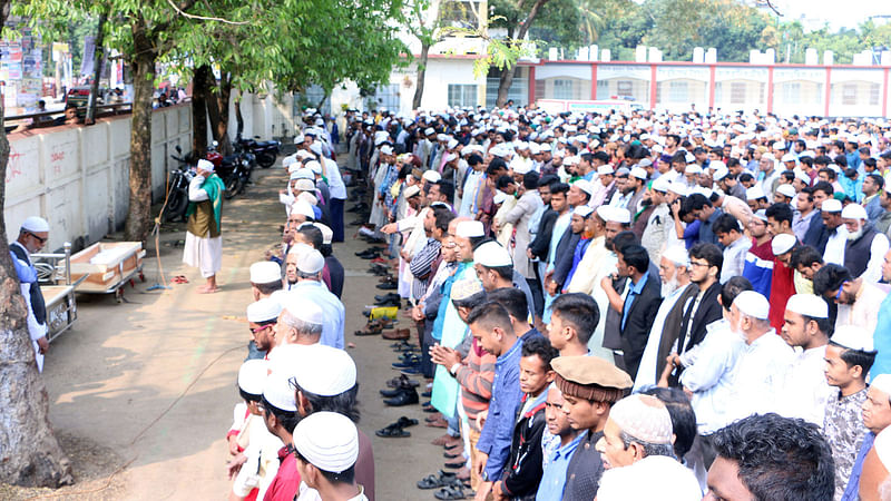 ব্রাহ্মণবাড়িয়ার নিয়াজ মুহাম্মদ উচ্চ বিদ্যালয়ের মাঠে বাদ জোহর কবি আল মাহমুদের তৃতীয় জানাজা অনুষ্ঠিত হয়। ছবি: শাহাদৎ হোসেন।