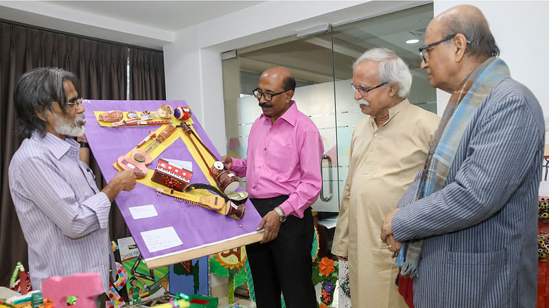 শিক্ষার্থীর আঁকা ‘ব’ বর্ণ দেখছেন বিচারকমণ্ডলী। প্রথম আলো কার্যালয়, কারওয়ান বাজার, ঢাকা, ১৯ ফেব্রুয়ারি। ছবি: তানভীর আহমেদ