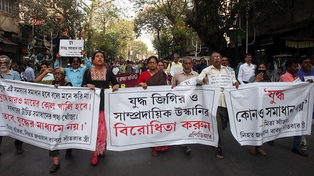 যুদ্ধবিরোধী এবং সাম্প্রদায়িক সম্প্রীতি রক্ষার দাবিতে কলকাতার মানবাধিকার সংগঠন এপিডিআর সম্প্রতি মিছিল করে। ছবি: প্রথম আলো