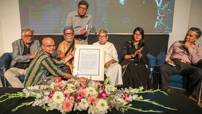 শিল্পী মুর্তজা বশীরকে আজীবন সম্মাননা প্রদান করে অবিন্তা কবির ফাউন্ডেশন। বাংলাদেশ শিল্পকলা একাডেমি, ঢাকা, ২৩ ফেব্রুয়ারি। ছবি: তানভীর আহমেদ