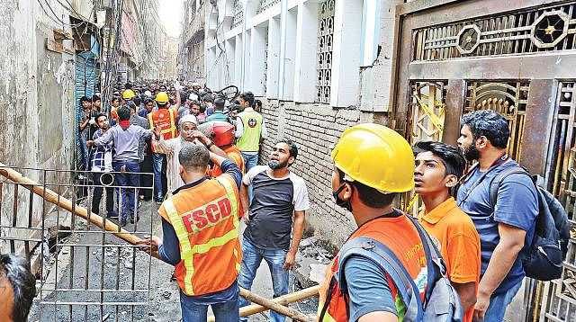 চুড়িহাট্টার গলিগুলো এমনই সরু। এতে ফায়ার সার্ভিসের গাড়ি প্রবেশে ঘটেছে বিপত্তি। প্রথম আলো ফাইল ছবি