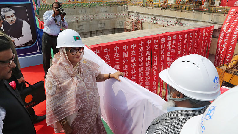 প্রধানমন্ত্রী শেখ হাসিনা আজ রোববার চট্টগ্রামে কর্ণফুলী নদীর তলদেশে দেশের প্রথম সুড়ঙ্গপথ ‘বঙ্গবন্ধু শেখ মুজিবুর রহমান টানেল’-এর খননকাজের উদ্বোধন করেন। ছবি: বাসস