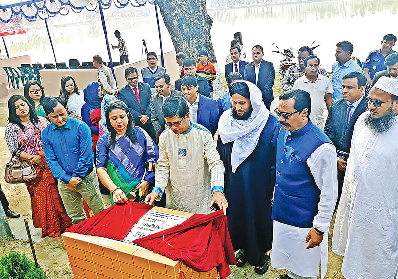 জেলা সদরের গোড়গ্রাম ইউনিয়নে অবস্থিত পর্যটনকেন্দ্র নীলসাগরে ‘নীলসাগর ইকোপার্কের’ উদ্বোধন করেন রংপুর বিভাগীয় কমিশনার মোহাম্মদ জয়নুল বারী।  ছবি: প্রথম আলো