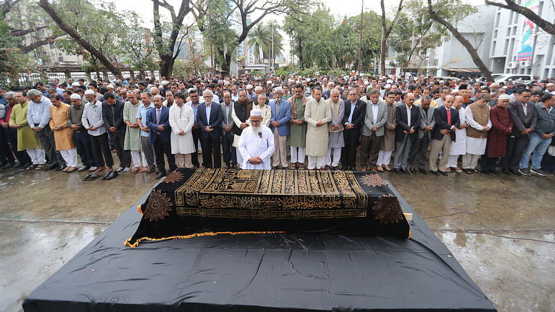 বিশিষ্ট সাংবাদিক ও প্রেস ইনস্টিটিউট বাংলাদেশের (পিআইবি) মহাপরিচালক মো. শাহ আলমগীরের জানাজা জাতীয় প্রেসক্লাবে অনুষ্ঠিত হয়েছে। ঢাকা, ২৮ ফেব্রুয়ারি। ছবি: সাজিদ হোসেন