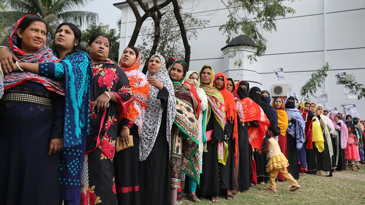 ভোট দিতে অপেক্ষায় আছেন নারী ভোটাররা। পাতিরা সরকারি প্রাথমিক বিদ্যালয়, খিলক্ষেত, ঢাকা, ২৮ ফেব্রুয়ারি। ছবি: আবদুস সালাম