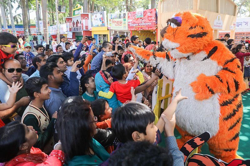 শিশু চত্বরে ‘চলছে গাড়ি সিসিমপুরে’ সুর বাজাতে বাজাতে এল কার্টুন চরিত্র ইকরি, হালুম ও টুকটুকি। মুহূর্তেই শিশুরা তাদের প্রিয় চরিত্রগুলো দেখে উচ্ছ্বাস প্রকাশ করে।