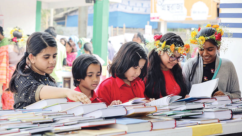 নিজের পছন্দের বই কিনতে ভালোবাসে শিশু–কিশোরেরা। ছবি: অন্য আলো