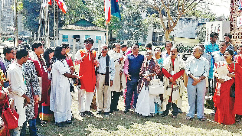 উদীচী শিল্পীগোষ্ঠীর জেলা সম্মেলনের উদ্বোধন করেন অতিথিরা। গতকাল সকালে সুনামগঞ্জ জেলা শিল্পকলা একাডেমি প্রাঙ্গণে।  প্রথম আলো