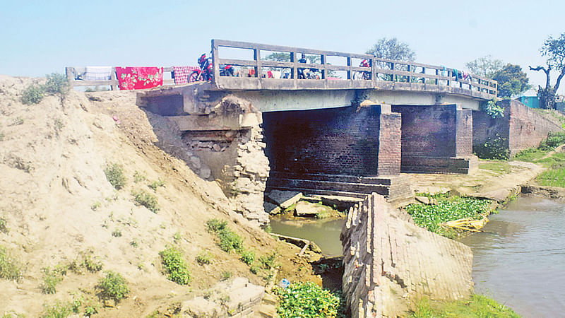 রংপুরের তারাগঞ্জের খারুভাজ নদীর ওপর নির্মিত নেকিরহাট সেতুর সুরক্ষা দেয়াল আট মাস আগে ভেঙে যাওয়ার পর আর সংস্কার করা হয়নি।  প্রথম আলো