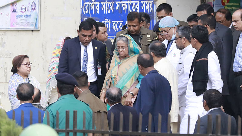 ওবায়দুল কাদেরকে দেখে হাসপাতাল থেকে বেরিয়ে যান প্রধানমন্ত্রী শেখ হাসিনা। ছবি: শুভ্র কান্তি দাশ