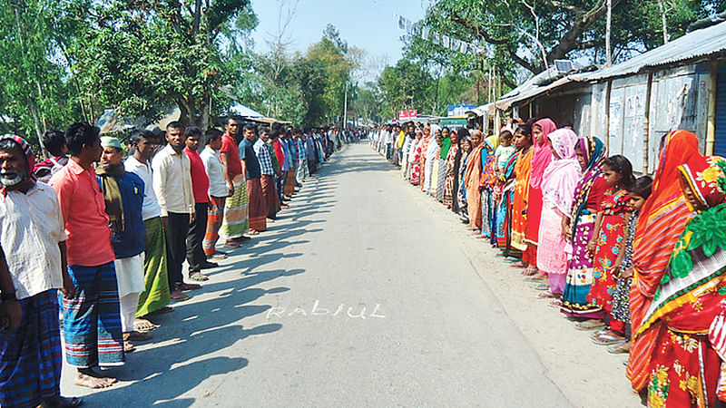 নীলফামারীর ডোমারের পাঙ্গামটুকপুর ইউপির উপনির্বাচনের ফলাফল বাতিল ও ভোট পুনর্গণনার দাবিতে গতকাল মানববন্ধন করা হয়।  ছবি: প্রথম আলো