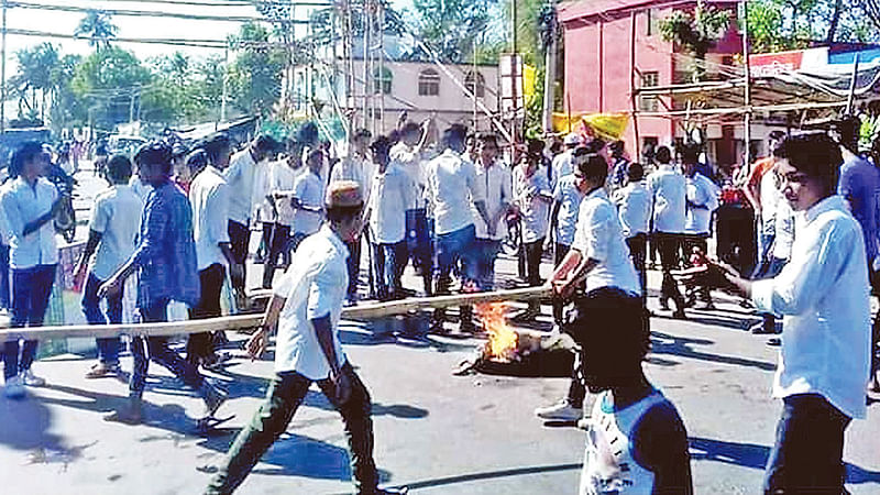 শিক্ষককে বহাল রাখার দাবিতে শিক্ষার্থীদের সড়ক অবরোধ। গতকাল দুপুরে।  প্রথম আলো