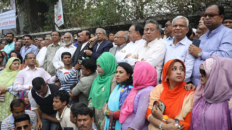 খালেদা জিয়ার সুচিকিৎসার দাবিতে আজ বুধবার জাতীয় প্রেসক্লাবের সামনে মানববন্ধন করে বিএনপি। মানববন্ধনে বক্তব্য দেন দলের মহাসচিব মির্জা ফখরুল ইসলাম আলমগীর। ঢাকা, ৬ মার্চ। ছবি: আবদুস সালাম