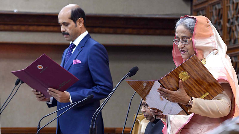 প্রধানমন্ত্রী শেখ হাসিনা বঙ্গভবনের শাপলা হলে নবনির্বাচিত মেয়র আতিকুল ইসলামকে শপথ পাঠ করান। ঢাকা, ৭ মার্চ। ছবি: বাসস