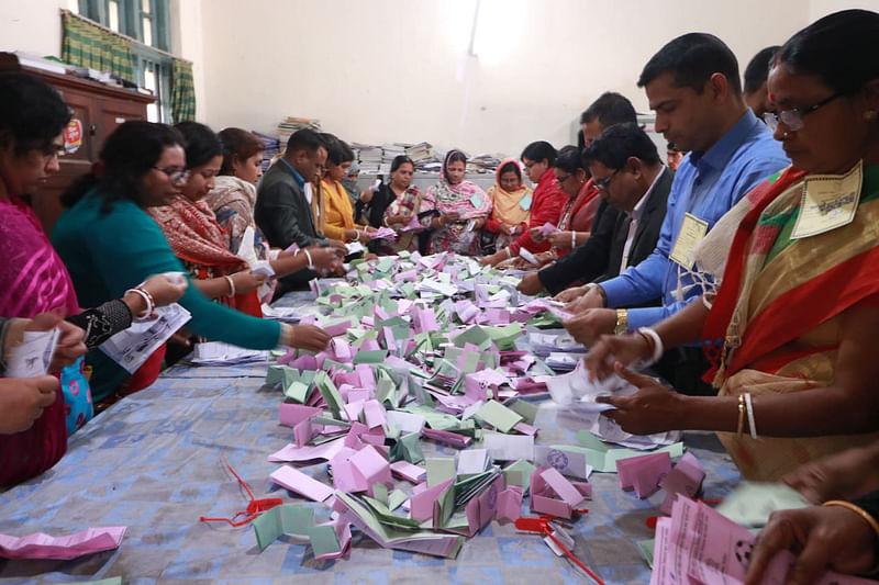 প্রথম ধাপের উপজেলা পরিষদ নির্বাচনের ভোট গ্রহণ শেষে চলছে গণনা। জুবিলী উচ্চবিদ্যালয়, সদর, সুনামগঞ্জ, ১০ মার্চ। ছবি: আনিস মাহমুদ