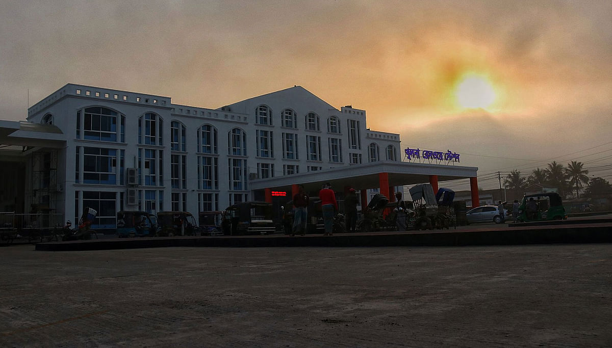 মেঘলা আকাশে সূর্যোদয়। রেলস্টেশন,খুলনা, ১০ মার্চ। ছবি: সাদ্দাম হোসেন