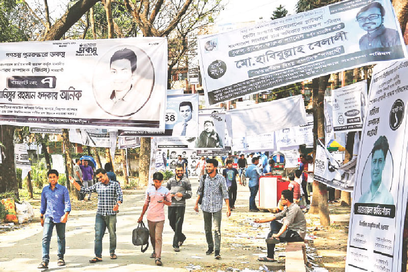 ক্যাম্পাসজুড়ে উৎসবের আমেজ। ডাকসু নির্বাচনে প্রার্থীদের ব্যানারে ছেয়ে গেছে ক্যাম্পাস এলাকা। গতকাল ঢাকা বিশ্ববিদ্যালয়ের মুক্তিযোদ্ধা জিয়াউর রহমান হলের সামনে।  ছবি: হাসান রাজা