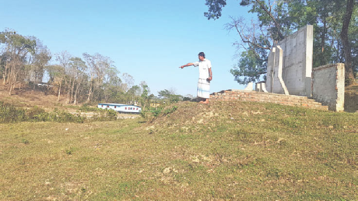 রাঙ্গুনিয়ার পোমরার গণকবরে নির্মিত হচ্ছে স্মৃতিস্তম্ভ। কিন্তু সীমানাদেয়াল না থাকায় অরক্ষিত পড়ে আছে স্মৃতিস্তম্ভের পাদদেশে গণকবর। ৩ মার্চ বিকেলে।  প্রথম আলো