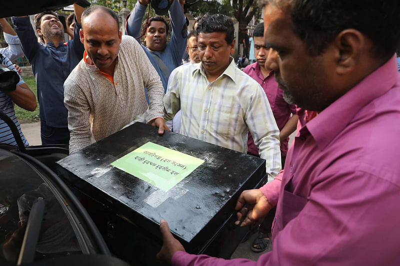 ট্রাংকে করে নিয়ে যাওয়া হচ্ছে ব্যালট পেপার। সিনেট ভবন, ঢাকা বিশ্ববিদ্যালয়, ১০মার্চ। ছবি: দীপু মালাকার