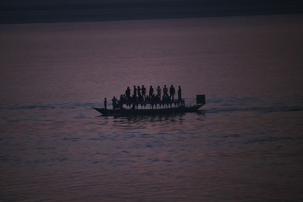 যমুনা নদী দিয়ে নৌকায় করে সন্ধ্যায় বাড়ি ফিরছে মানুষ। টাঙ্গাইল, ৯ মার্চ। ছবি: মোছাব্বের হোসেন