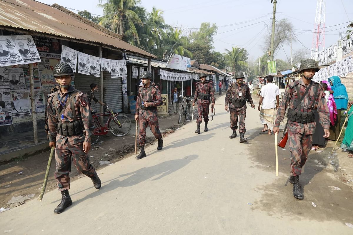 ভোটে আইন-শৃঙ্খলা রক্ষায় তৎপর বিজিবি। বাগতিপাড়া, নাটোর, ১০ মার্চ। ছবি: শুভ্রকান্তি দাস