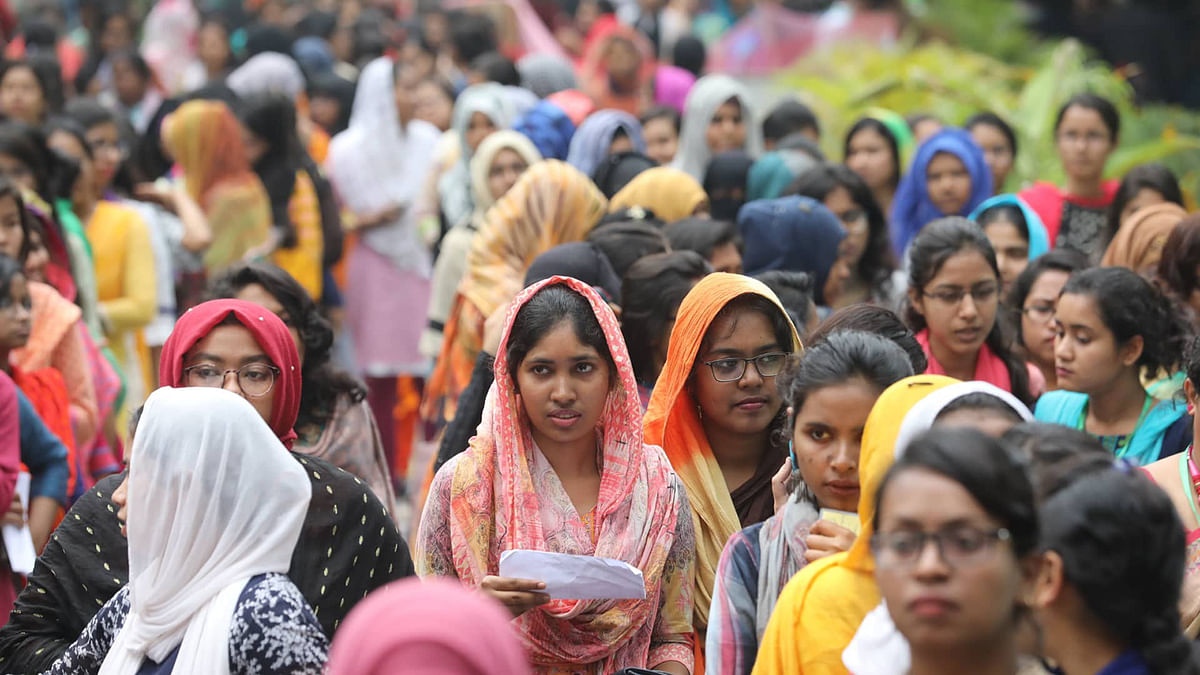 কুয়েত মৈত্রী হলে ছাত্রীদের ভিড়। ঢাকা বিশ্ববিদ্যালয়, ঢাকা, ১১ মার্চ। ছবি: দীপু মালাকার