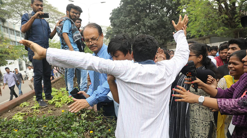 ভোটে অনিয়মের পর ডাকসুর প্রধান রিটার্নিং কর্মকর্তাকে তাড়া করেন শিক্ষার্থী ও প্রার্থীরা। ছবি: দীপু মালাকার