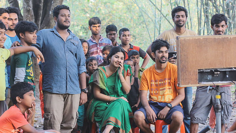 কাঠবিড়ালীর শুটিং সেটে অভিনেত্রী অর্চিতা স্পর্শিয়া ও নিয়ামুল মুক্তা (বসা)