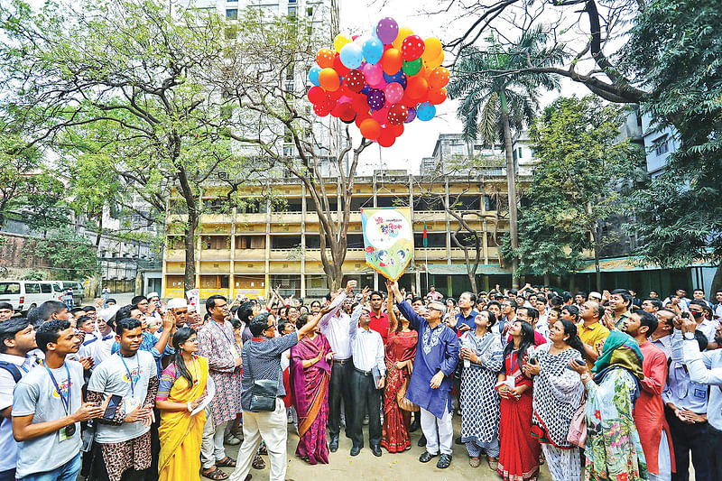 পুরান ঢাকা অঞ্চলে স্কুলের শিক্ষার্থীদের অংশগ্রহণে অনুষ্ঠিত হলো পুষ্টি-প্রথম আলো স্কুল বিতর্ক উৎসব। শিক্ষার্থীদের নিয়ে প্রতিযোগিতার উদ্বোধন করেন অতিথিরা। গতকাল বাংলাবাজার সরকারি বালিকা উচ্চবিদ্যালয়ে।  ছবি: প্রথম আলো