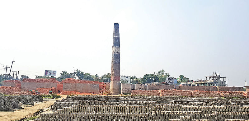 সাভারের বলিয়ারপুরে আবাসিক এলাকার পাশে গড়ে ওঠা ইটভাটা।  ছবি: অরূপ রায়