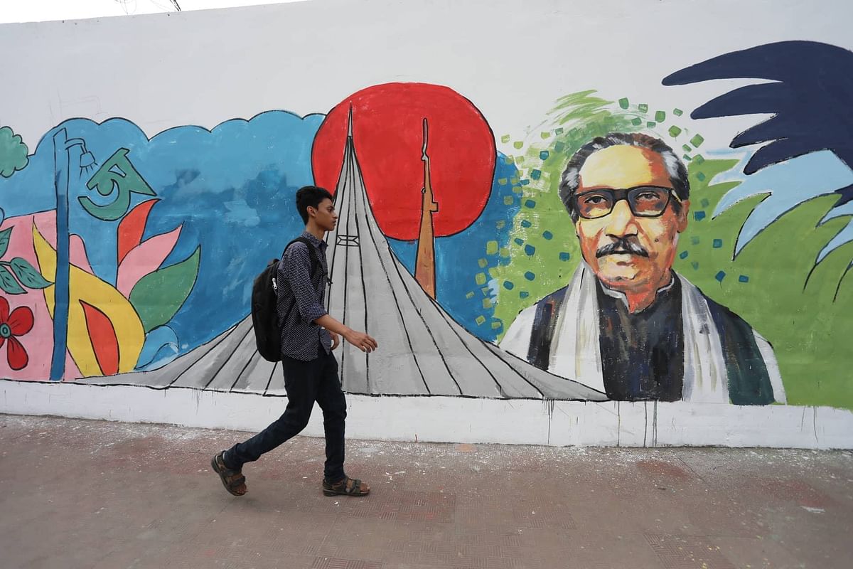 দেয়ালচিত্রে আছে বাংলাদেশের স্বাধীনতা ও মুক্তিযুদ্ধের কথা। তেজগাঁও ট্রাকস্ট্যান্ড এলাকা, ঢাকা, ১৭ মার্চ। ছবি: দীপু মালাকার