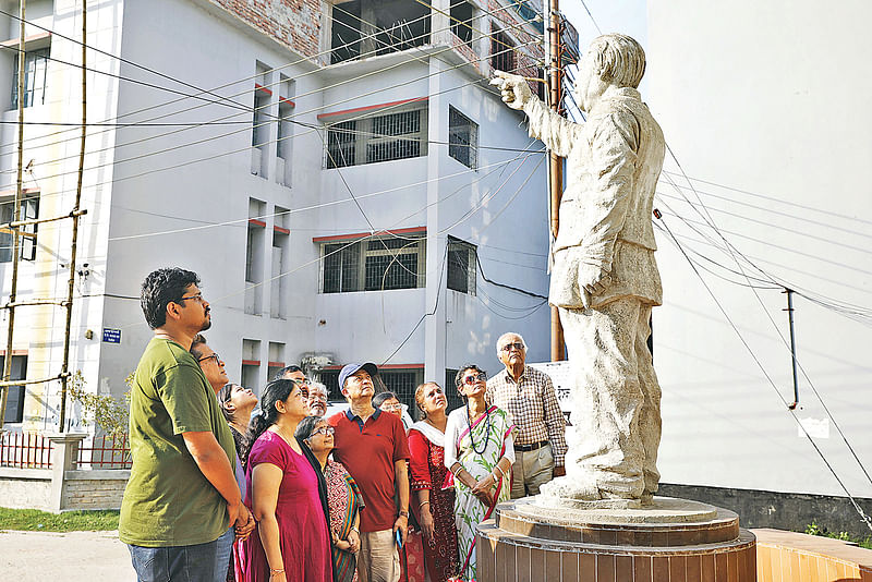 বঙ্গবন্ধুর শিক্ষক মনোরঞ্জন রায় চৌধুরীর নাতি-নাতনিরা কলকাতা থেকে এসেছেন বাংলাদেশে। বঙ্গবন্ধুর ভাস্কর্যে তাঁরা ফুল দিয়ে শ্রদ্ধা জানান ও নীরবতা পালন করেন। গতকাল গোপালগঞ্জের সরকারি বঙ্গবন্ধু কলেজে।  ছবি: আশরাফুল আলম