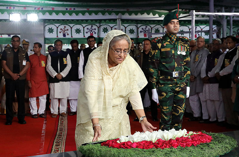 জাতির জনক বঙ্গবন্ধু শেখ মুজিবুর রহমানের শততম জন্মদিন এবং জাতীয় শিশু দিবস উপলক্ষে বঙ্গবন্ধুর প্রতিকৃতিতে ফুল দিয়ে শ্রদ্ধা জানিয়েছেন প্রধানমন্ত্রী শেখ হাসিনা। ছবি: বাসস