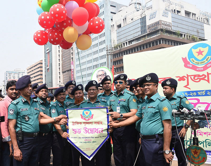 আজ রোববার দুপুরে রাজধানীর সোনারগাঁও হোটেল ক্রসিংয়ে ট্রাফিক শৃঙ্খলা সপ্তাহ উদ্বোধন করেন ডিএমপি কমিশনার মো. আছাদুজ্জামান মিয়া। ছবি: ডিএমপি