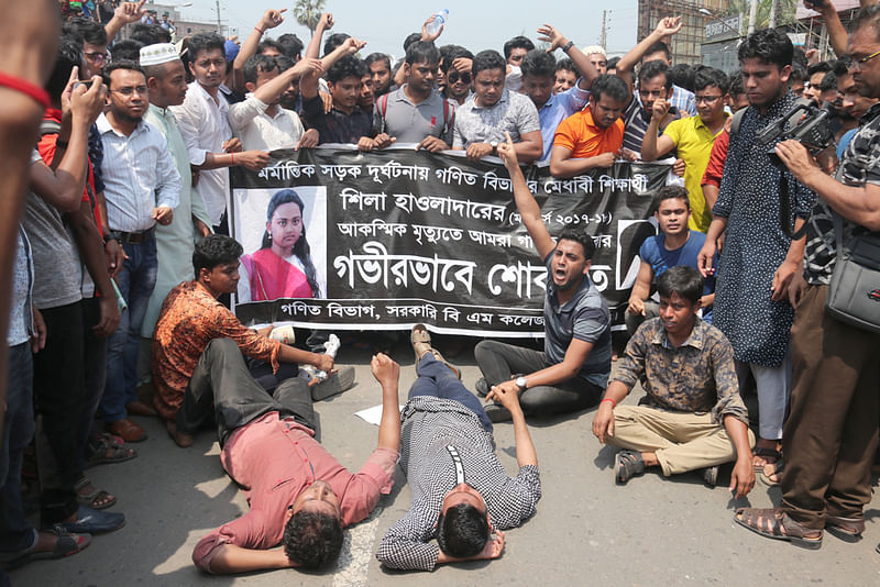 সড়ক দুর্ঘটনায় সরকারি ব্রজমোহন কলেজের শিক্ষার্থীসহ সাতজন নিহত হওয়ার ঘটনায় নথুল্লাবাদ সংলগ্ন ঢাকা-বরিশাল মহাসড়ক অবরোধ করেন শিক্ষার্থীরা। ছবিটি শনিবার সকালের। ছবি: সাইয়ান