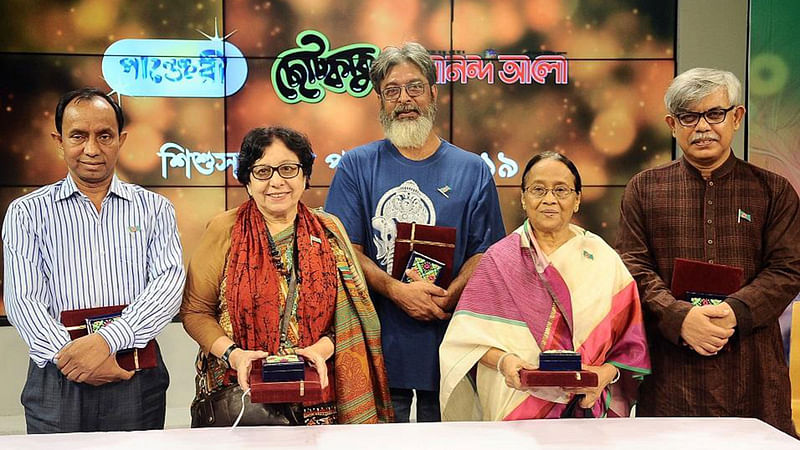 ‘পাঞ্জেরী ছোটকাকু আনন্দ আলো শিশুসাহিত্য পুরস্কার ২০১৯’ হাতে কামরুল হাসান, আনোয়ারা সৈয়দ হক, ধ্রুব এষ, সেলিনা হোসেন ও আনিসুল হক