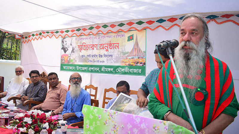 মুক্তিযুদ্ধের স্মৃতিচারণা অনুষ্ঠানে শিক্ষার্থীদের উদ্দেশে কথা বলছেন এক মুক্তিযোদ্ধা। ছবি: শিমুল তরফদার