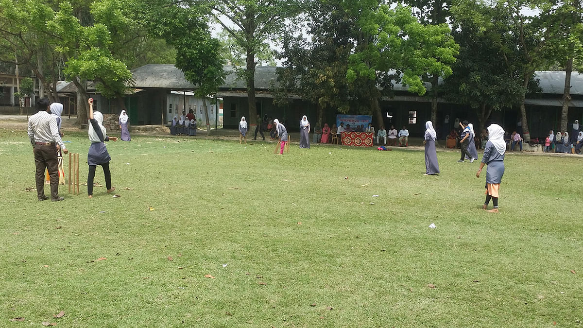 মহান স্বাধীনতা ও জাতীয় দিবসে ক্রিকেট উৎসবে মেতেছেন ছাত্রীরা। মনজুর কাদের মহিলা কলেজ, বেড়া, পাবনা। ছবি: বরুন রায়