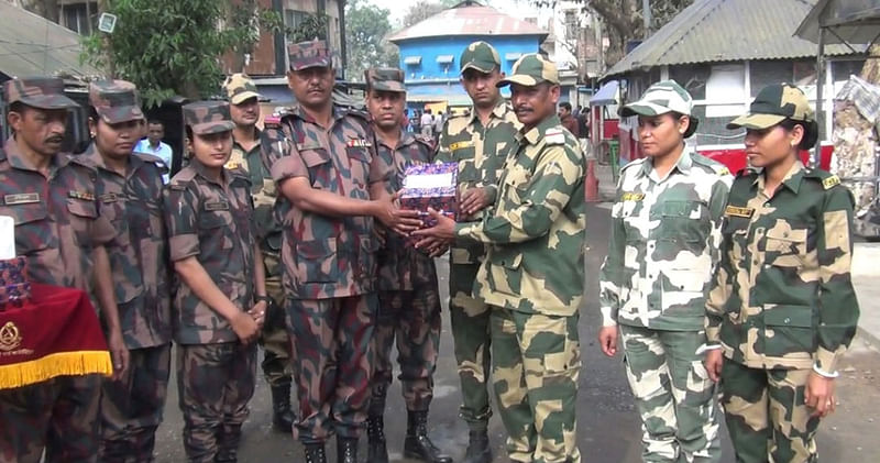 দিনাজপুরের হিলি সীমান্তে আজ মহান স্বাধীনতা ও বিজয় দিবস উপলক্ষে বিজিবি ও বিএসএফ একে অপরকে মিষ্টি উপহার দিয়ে শুভেচ্ছা বিনিময় করে। ছবি: এএসএম আলমগীর