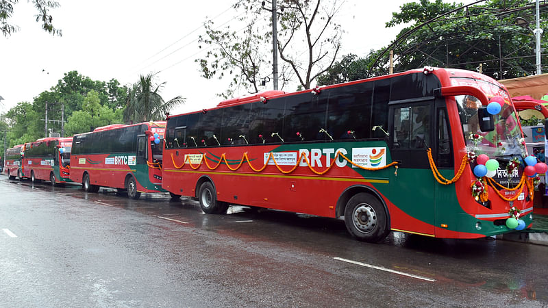 রাজধানীর ধানমন্ডি-নিউমার্কেট-আজিমপুর সড়ক পথে অত্যাধুনিক শীতাতপ নিয়ন্ত্রিত (এসি) চক্রাকার বাস সেবা চালু করা হয়েছে। ৩৬টি স্টপেজ থেকে এই বাসের টিকিট কাটা যাবে। কলাবাগান, ঢাকা, ২৭ মার্চ। ছবি: ডিএসসিসির সৌজন্যে