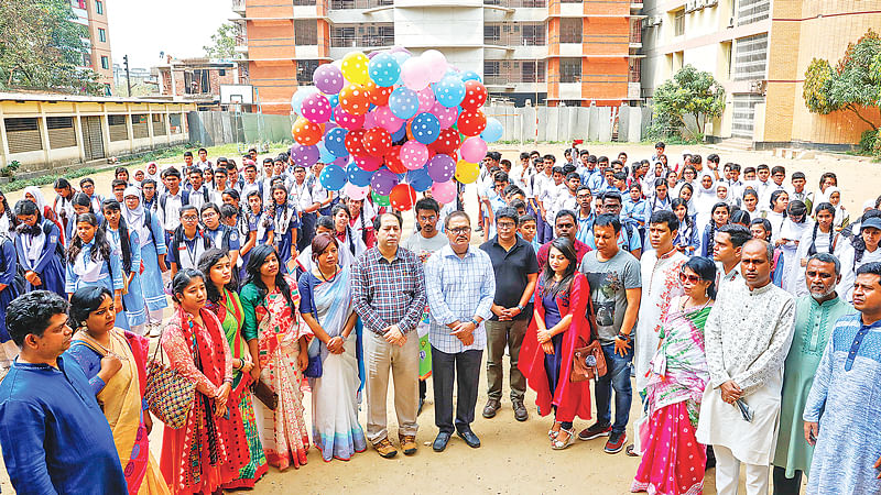 পুষ্টি–প্রথম আলো বিতর্ক উৎসবে মিরপুর অঞ্চলের উদ্বোধনী অনুষ্ঠানে বনানীতে নিহতদের স্মরণে নীরবতা পালন। গতকাল মিরপুরের রূপনগর মনিপুর উচ্চবিদ্যালয় ও কলেজে।  প্রথম আলো