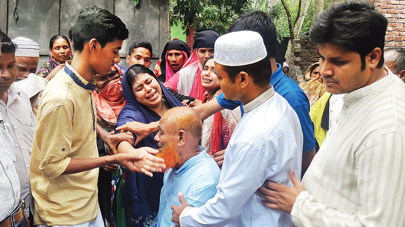 বনানীতে এফ আর টাওয়ারে আগুনে নিহত মীর্জা আতিকুর রহমানের পরিবারের সদস্যদের মাতম। গতকাল শরীয়তপুরের পূর্ব সারেঙ্গা গ্রামে নিহত ব্যক্তির বাড়িতে।  ছবি: সত্যজিৎ ঘোষ