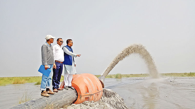 শরীয়তপুরের নড়িয়ায় পদ্মার চর খননের উদ্বোধন করেন পানিসম্পদ উপমন্ত্রী এনামুল হক। গতকাল পদ্মা নদীর নড়িয়ার তীরের বিপরীত পাশে বসাকেরচর এলাকায়।  ছবি: প্রথম আলো