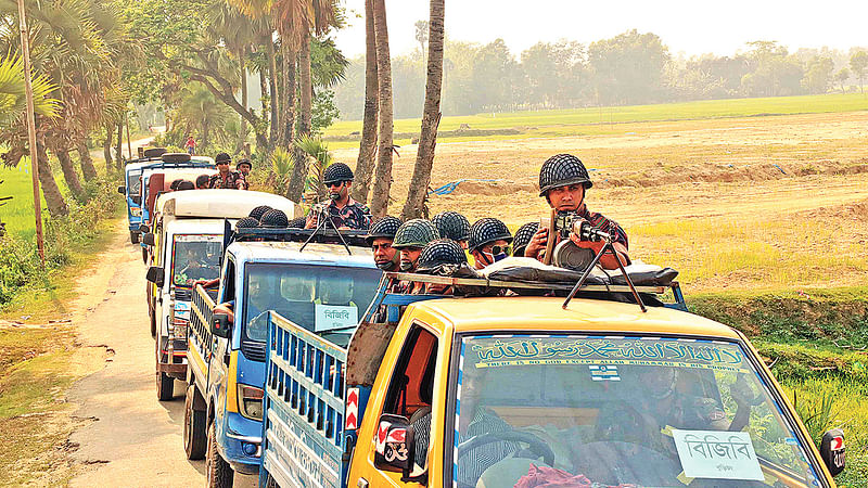 চতুর্থ ধাপে কাল রোববার কুমিল্লা ও ব্রাহ্মণবাড়িয়ায় উপজেলা পরিষদ নির্বাচনে ভোট নেওয়া হবে। এ উপলক্ষে মাঠে নেমেছেন বর্ডার গার্ড বাংলাদেশের (বিজিবি) সদস্যরা। গতকাল বিকেলে কুমিল্লার বুড়িচং উপজেলার কালিকাপুর এলাকায়।  ছবি: প্রথম আলো