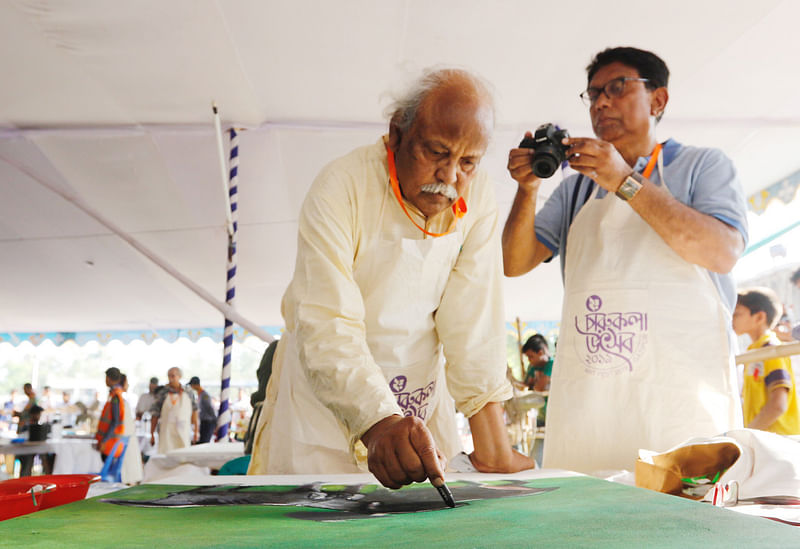 চারুকলা উৎসবে আঁকছেন রফিকুন নবী ও আফজাল হোসেন। ছবি: সংগৃহীত