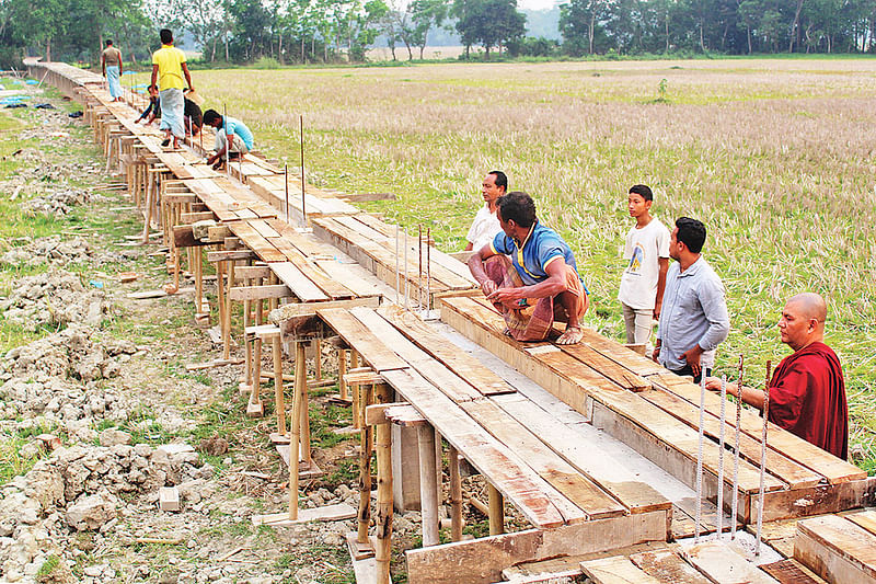 চলছে সেতু নির্মাণের কাজ। তদারক করছেন ভিক্ষু পঞ্ঞ চক্ক মহাথের। সম্প্রতি চট্টগ্রামের রাউজানের কদলপুর ইউনিয়নের বড়ুয়াপাড়া গ্রামে।  প্রথম আলো