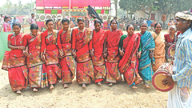 দিনাজপুরের পার্বতীপুর উপজেলার বারাকোনা সাঁওতালপল্লিতে গতকাল বাহা উৎসব উপলক্ষে নৃত্য পরিবেশন করছেন সাঁওতাল নারীরা।  ছবি: প্রথম আলো