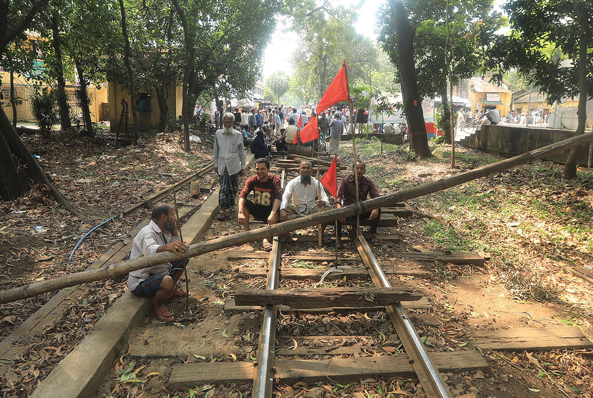 জাতীয় মজুরি কমিশন বাস্তবায়নসহ ৮ দফা দাবিতে সড়ক ও রেলপথ অবরোধ করে আমিন জুট মিলের শ্রমিকেরা। হাটহাজারী সড়ক, চট্টগ্রাম, ২ এপ্রিল। ছবি: জুয়েল শীল