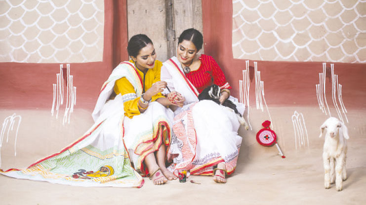 মাটির ঘরের দাওয়ায় বসে করা গল্পই যেন উঠে এসেছে শাড়ির আঁচলে। শাড়ি ও গয়না: দেশাল