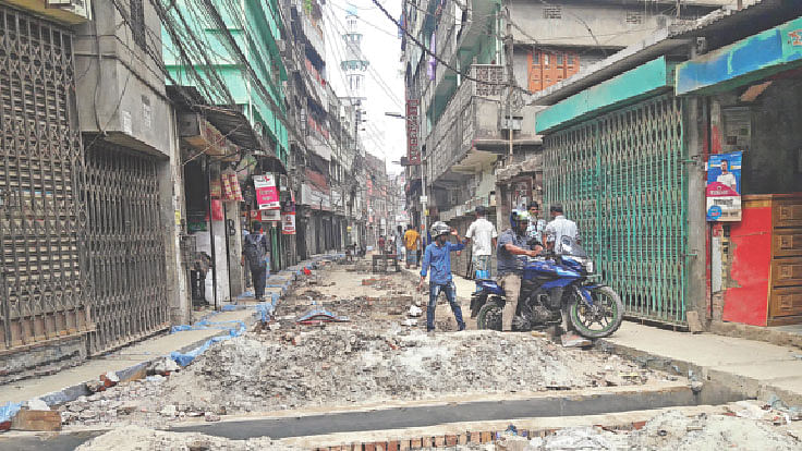 মাস ছয়েক আগে নালার নির্মাণকাজ শেষ হয়েছে। কিন্তু এখনো সড়কটি সংস্কার করা হয়নি। গতকাল পুরান ঢাকার সূত্রাপুরে হৃষিকেশ দাস রোডে।  প্রথম আলো